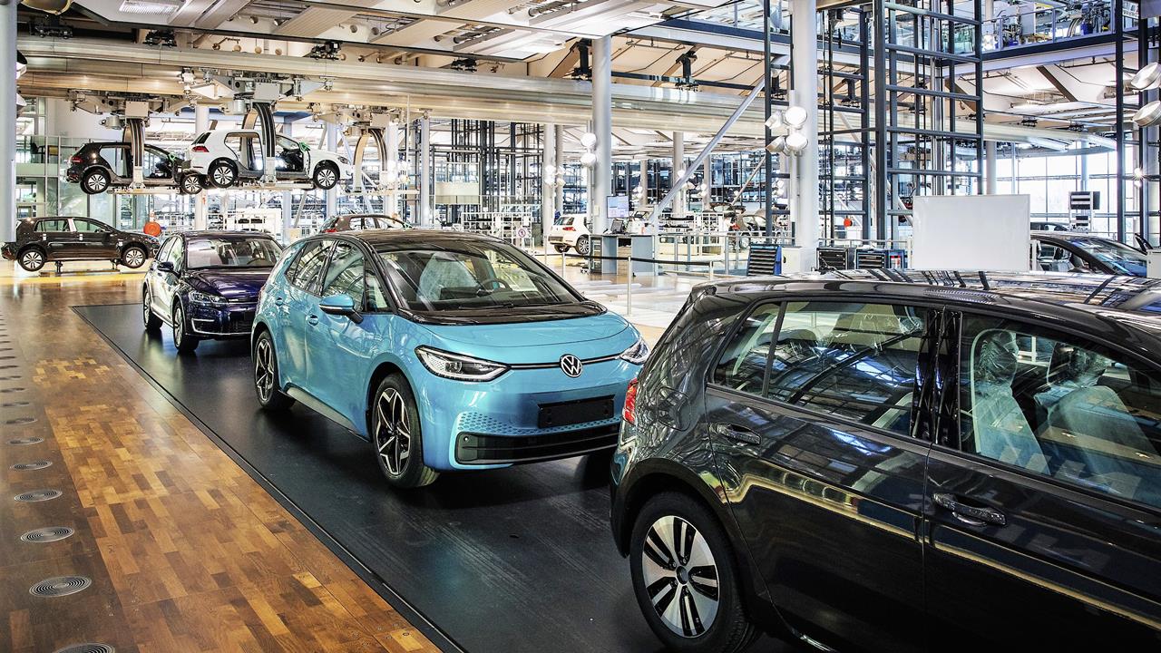 Koniec eGolfa VW przystosowuje Szklaną Manufakturę do