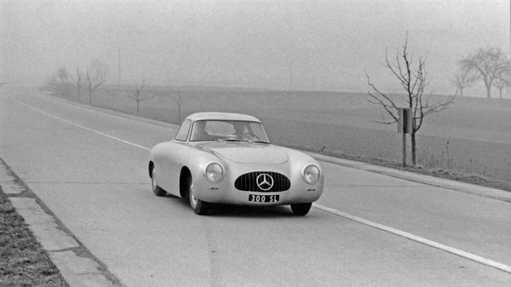 Mercedes-Benz SL - historia. Mercedes-Benz 300 SL (W 194) z 1952 roku. Prezentacja na autostradzie niedaleko Sztutgartu 12 marca 1952 roku.