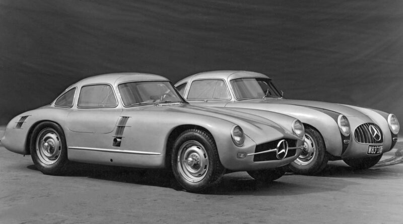 Mercedes-Benz SL - historia. Mercedes-Benz 300 SL prototyp samochodu wyścigowego na sezon 1953 W194/11 - z przodu. Za nim Mercedes 300 SL - samochód wyścigowy z 1952 toku.