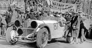 Wyścig “Mille Miglia” rozgrywany na dystansie 1000 mil rozpoczynał się i kończył w Brescii, 12/13 kwietnia 1931 r. Zwycięzca, Rudolf Caracciola, z pilotem Wilhelmem Sebastian (nr startowy 87) mijają linię mety w Mercedes-Benz SSKL (W 06 RS). Po raz pierwszy, zagraniczny kierowca został zwycięzcą w klasyfikacji generalnej tego słynnego włoskiego wyścigu