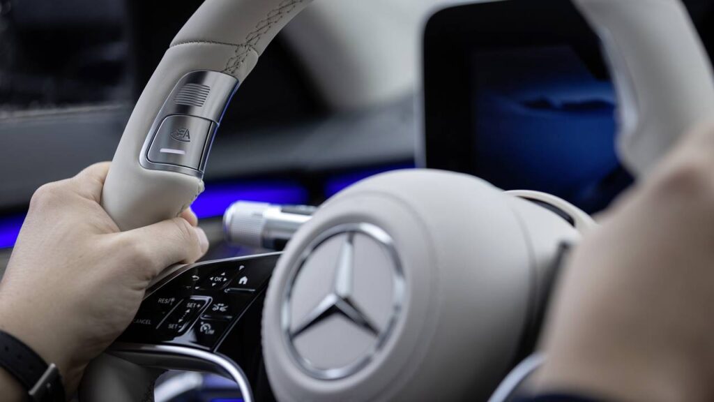 Mercedes-Benz z pierwszą na świecie homologacją systemu jazdy zautomatyzowanej