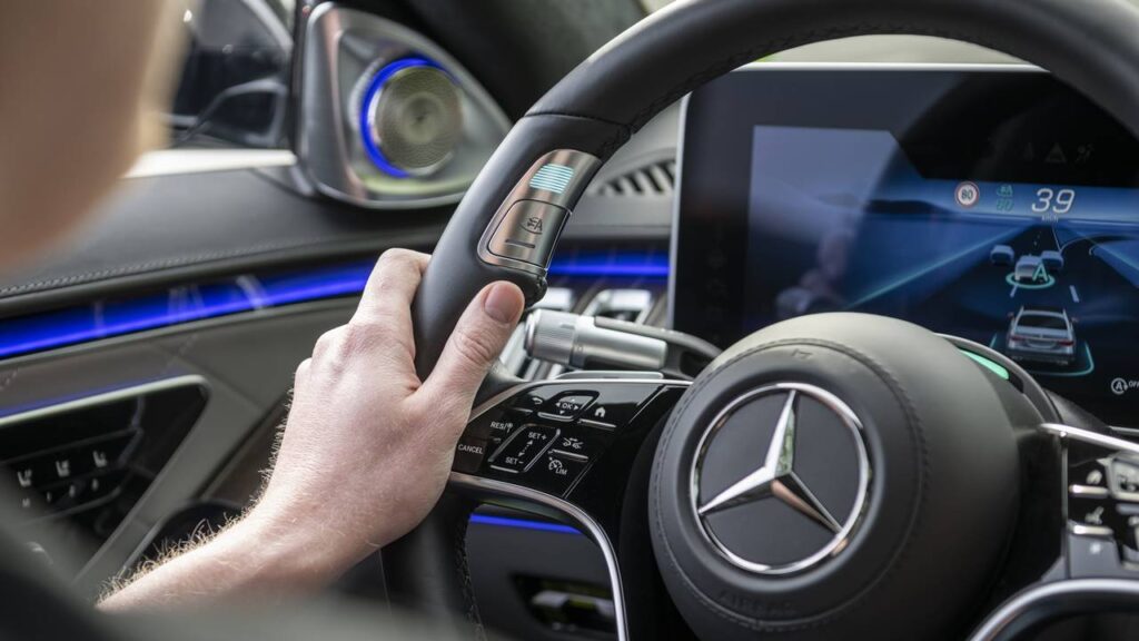 Jazda zautomatyzowana: Mercedes rozpoczyna sprzedaż