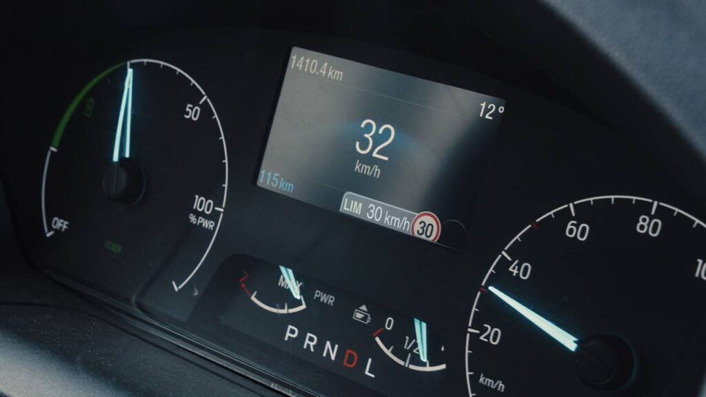 Ford testuje geofencing - system automatycznego dostosowywania prędkości do obowiązującego ograniczenia