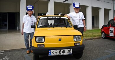 Sobiesław Zasada i Longin Bielak przed Muzeum Fiata w Turynie. Wielka Wyprawa Fiatów 126 z Bielska-Białej do Turynu 2022