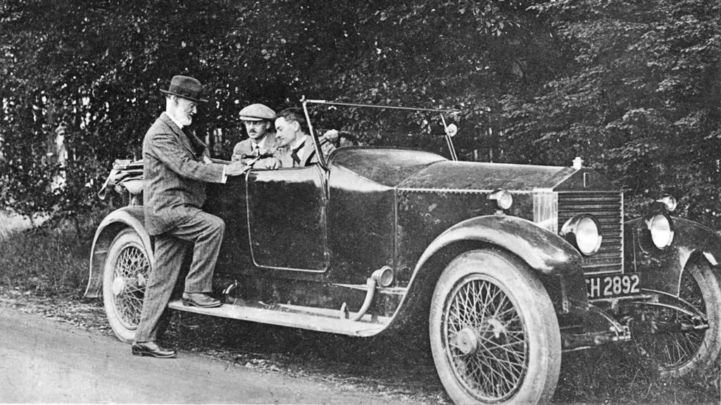 Sir Henry Royce obok ROLLS-ROYCE 20 HP, 1922 rok