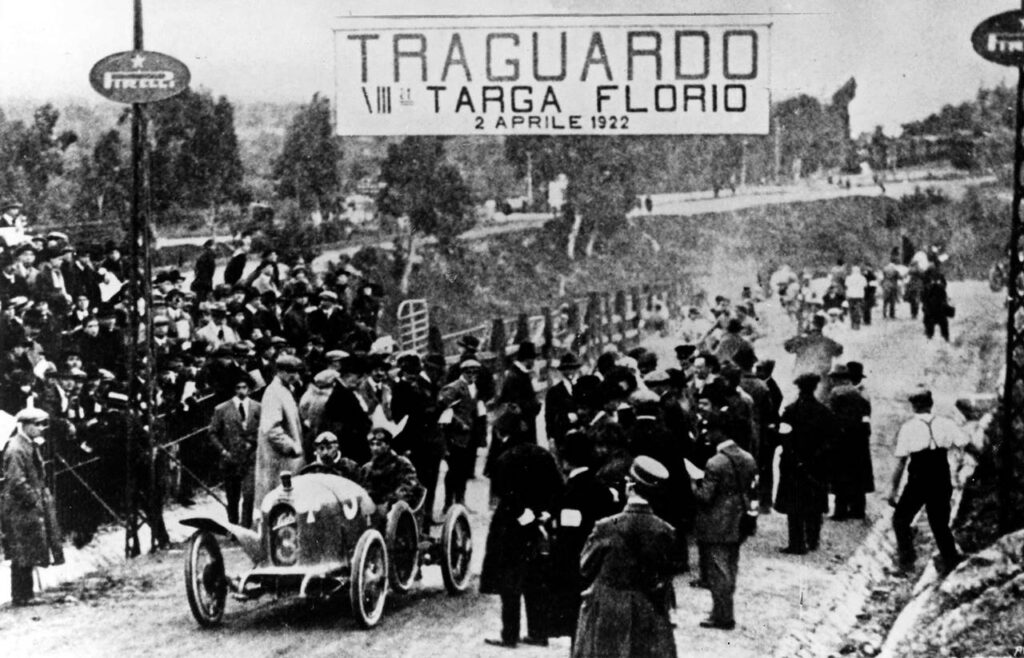 Start wyścigu Targa Florio 2 kwietnia 1922 r. W samochodzie Austro-Daimler ADS R z nr 3 Fritz Kuhn