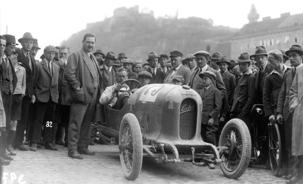 1922 rok, wyścig samochodowy w Graz/Styrii. Z lewej strony samochodu Austro-Daimler ADS-R Sascha stoi hrabia Aleksander Józef von Kolowrat-Krakowski