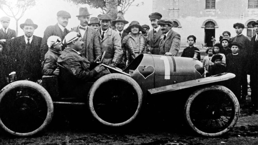 13. wyścig Targa Florio 2 kwietnia 1922 r. Za kierownicą samochodu Austro-Daimler ADS R z numerem startowym 1 Hrabia Aleksander Józef „Sascha” Kolowrat-Krakowski, za nim Ferdynand Porsche.