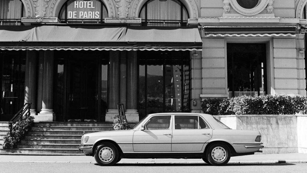 Mercedes-Benz 450 SEL 6.9 z serii modelowej 116. Topowy model 450 SEL 6.9 Klasy S miał swoją premierę wiosną 1975 roku, był wyposażony w 6,9-litrowy silnik V8 M 100. Zdjęcie katalogowe przed hotelem de Paris w Monte Carlo 1975 r.