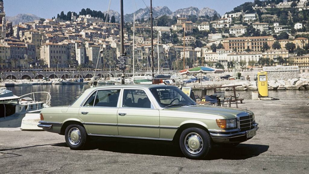 Mercedes-Benz 450 SEL 6.9 z serii modelowej 116. Topowy model 450 SEL 6.9 Klasy S miał swoją premierę wiosną 1975 roku, Był wyposażony w 6,9-litrowy silnik V8 M 100. Zdjęcie w porcie Port l'Olympia w Nicei. 