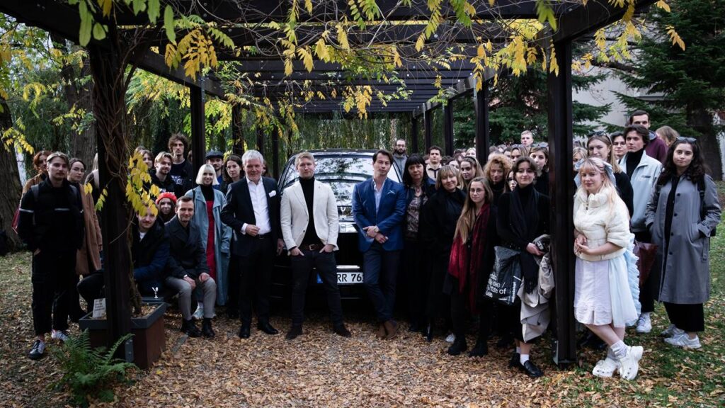Studenci krakowskiej ASP zaprojektują kluczyk Rolls-Royce'a. Uczniowie z dr Barbarą Widlak ASP, Fryderyk Zyska ASP, Martin Simmet Rolls-Royce i Rolls Royce Cullinan w ogrodach Akademii