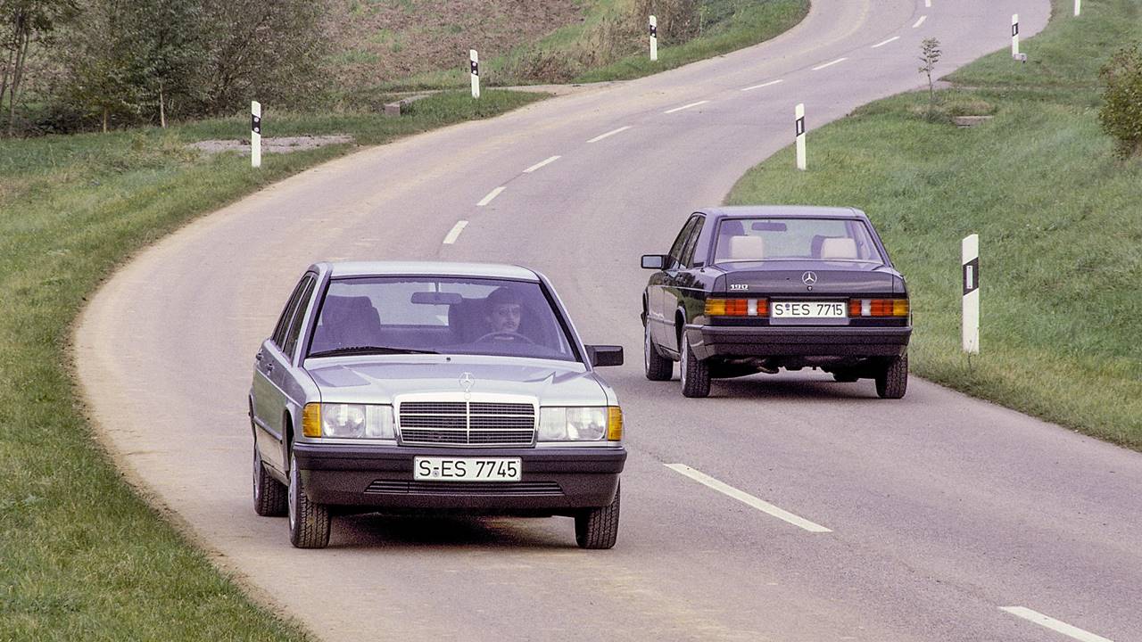 Mercedes-Benz 190 (z prawej) i 190 E z serii 201.Pierwsze dwa modele w klasie kompaktowej zaprezentowano 40 lat temu 8 grudnia 1982 r. Zdjęcie z 1982 roku. 