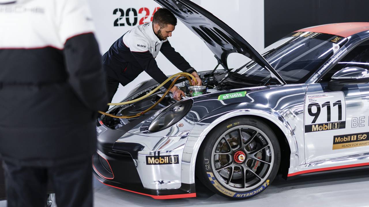 Test e-paliwa Porsche na torze Silverstone 29 kwietnia 2024, Porsche Mobil 1 Supercup Test. (Foto: Juergen Tap)